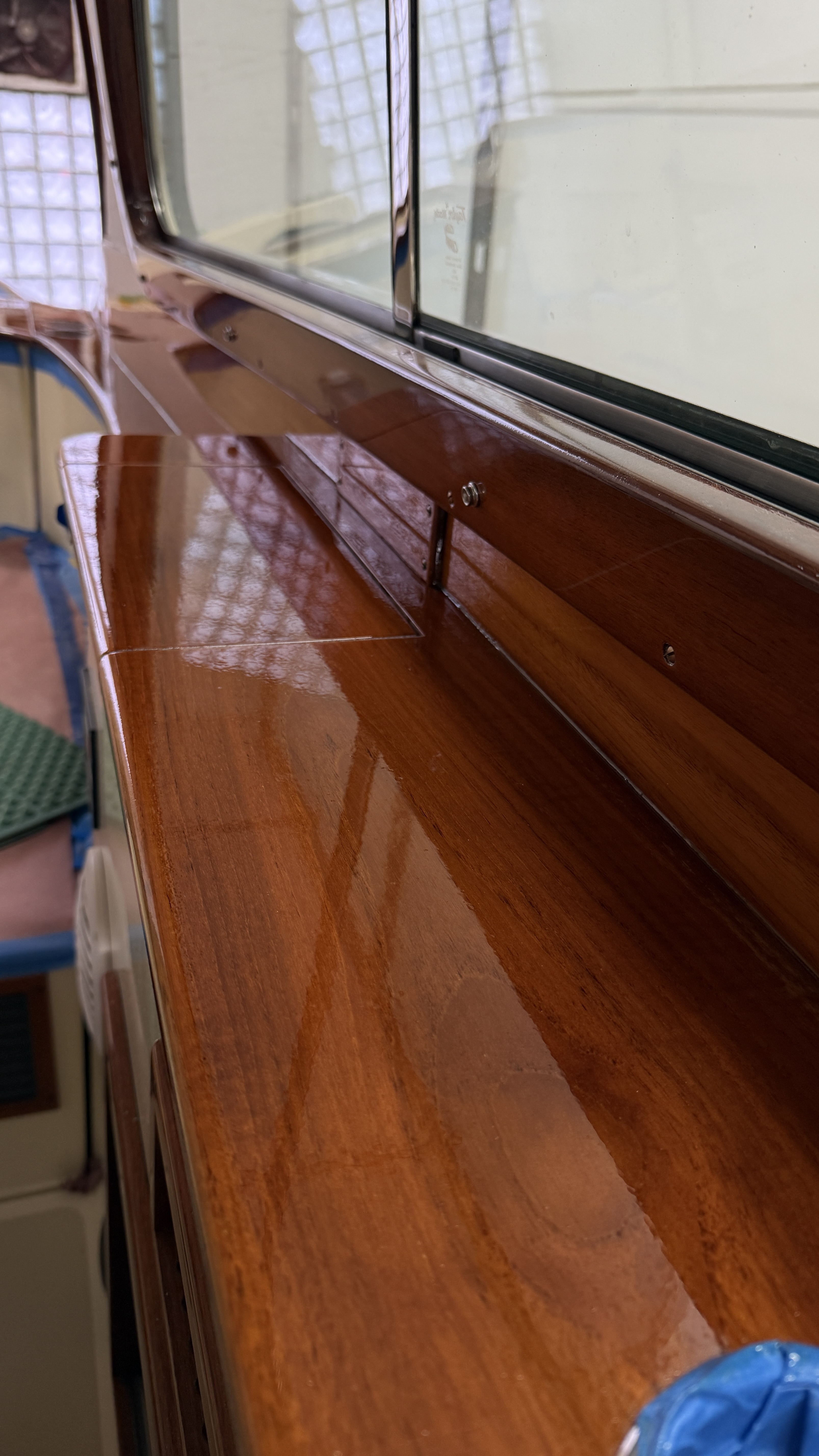 Varnished cap rail with mirror finish